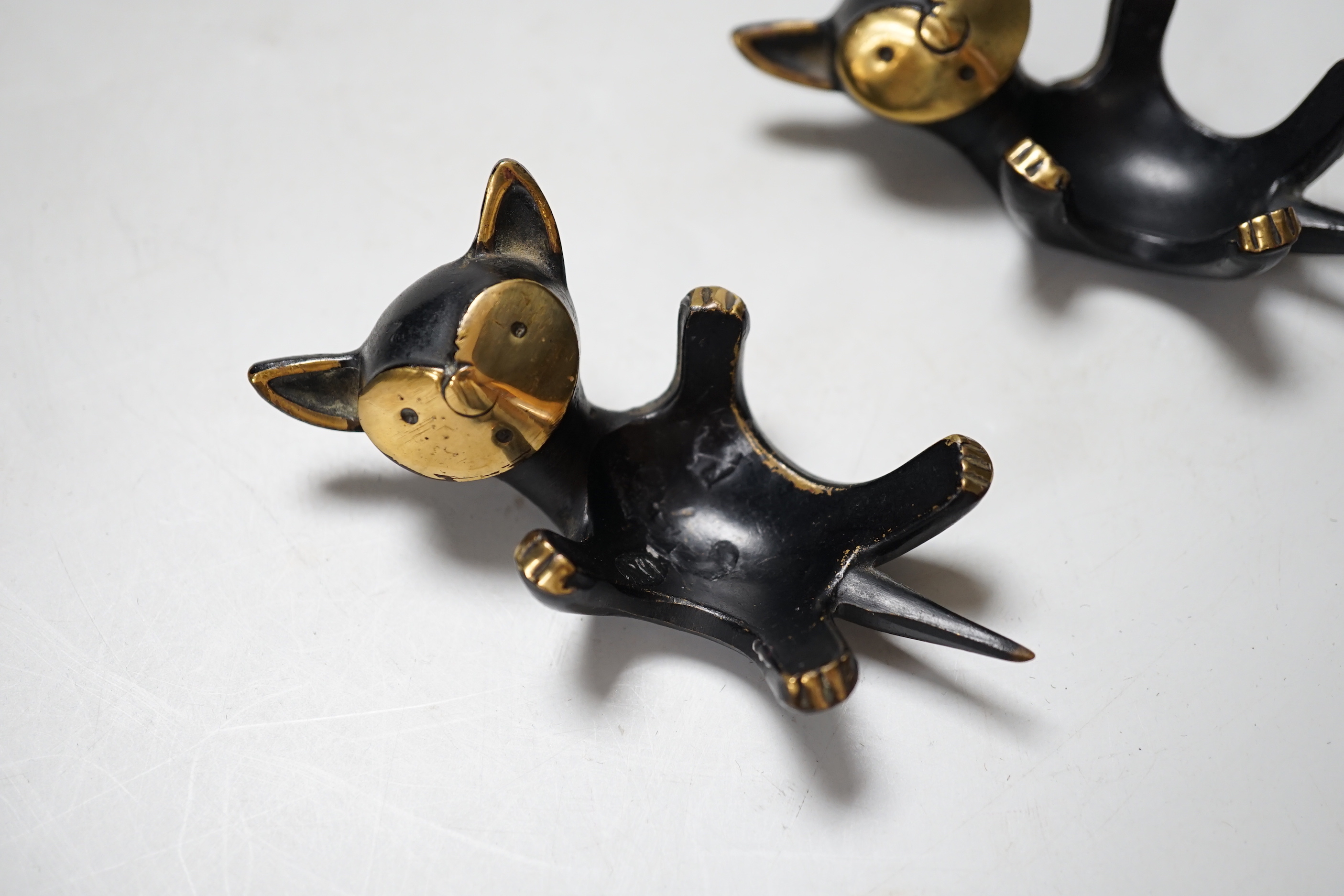 A Hagenauer style pair of cats in brass 1950s/60s, 8cm